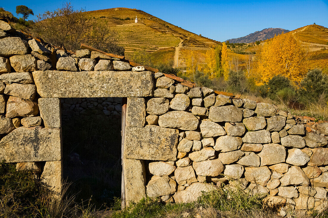 Türöffnung in einem Hangschutz aus gefundenen Steinen in einem Weinberg; Douro River Valley, Portugal