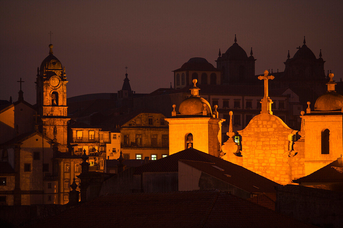Kirchtürme von Porto in der Abenddämmerung; Porto, Portugal