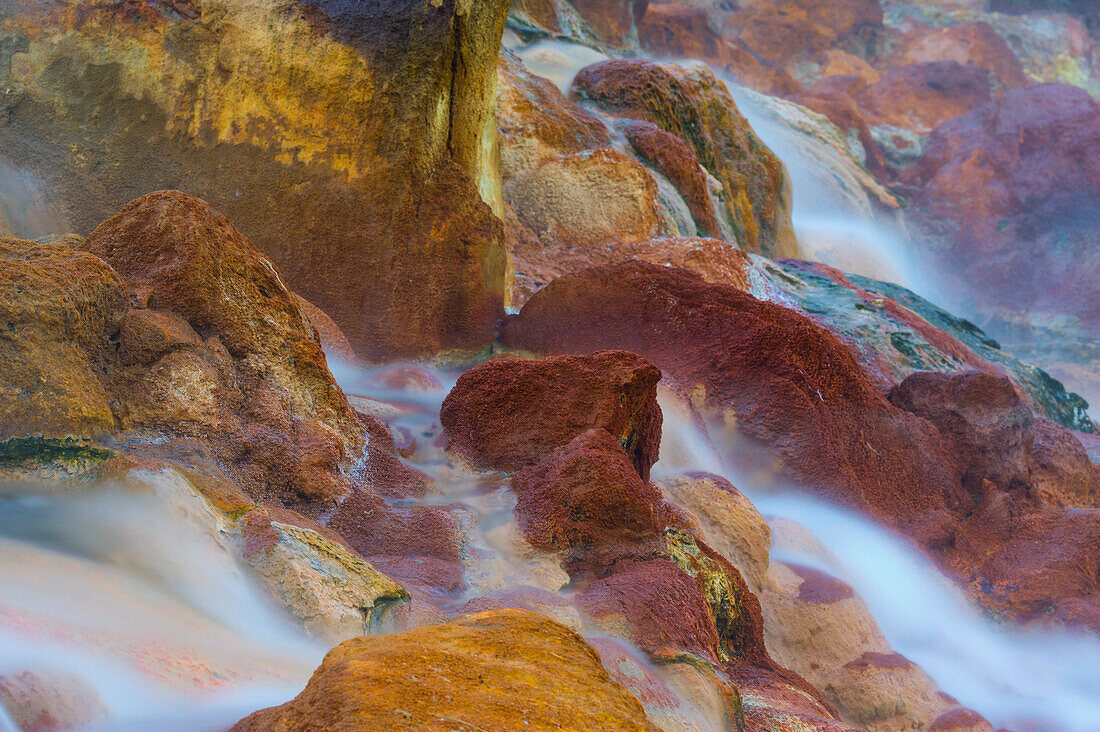 Heißes Wasser von Geysiren ergießt sich über Felsen im Tal der Geysire, Kronotsky Naturreservat, Russland; Kronotsky Zapovednik, Kamtschatka, Russland