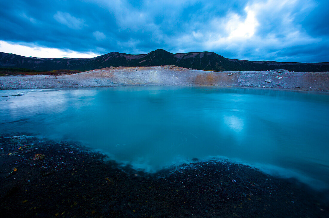 Uzon Caldera mit schönem blauen Wasser und bedecktem Himmel im Kronotsky Naturreservat, Russland; Kronotsky Zapovednik, Kamtschatka, Russland