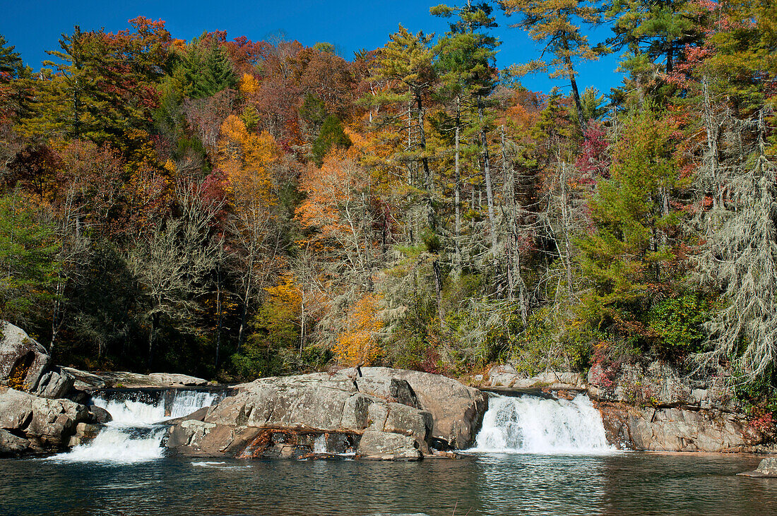 Ein malerischer Blick auf die oberen Linville Falls im Herbst; Linville Falls, Blue Ridge Parkway, Blue Ridge Mountains, North Carolina.