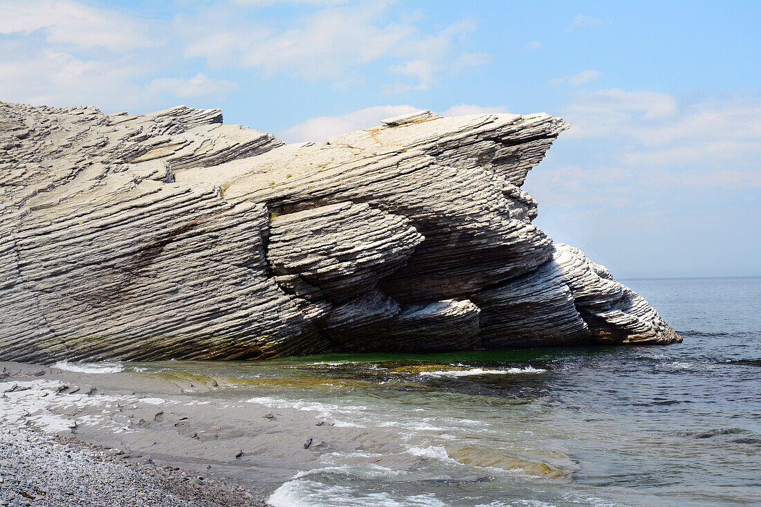 Schräg geschichtete Felsen an der Küste des Sankt-Lorenz-Golfs; Cap-Bon-Ami, Forillon National Park, Gaspe Peninsula, Quebec, Kanada.