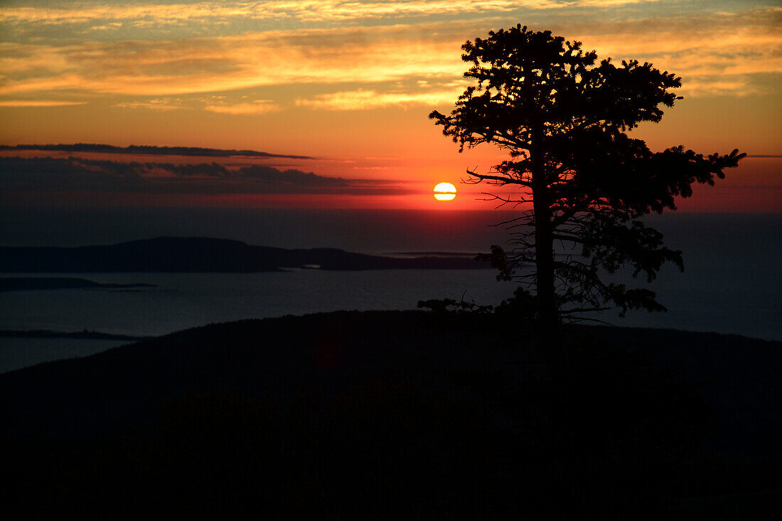 Sonnenaufgang über dem Atlantischen Ozean, gesehen vom Gipfel des Cadillac Mountain; Cadillac Mountain, Acadia National Park, Mount Desert Island, Maine.