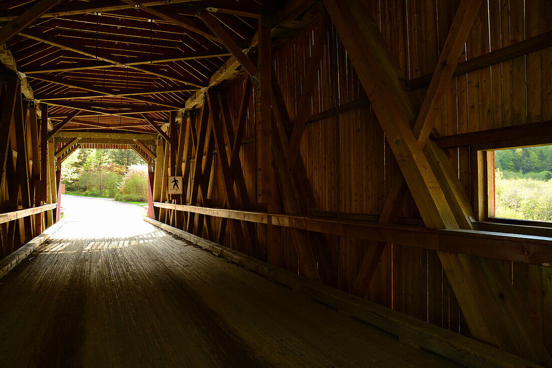 Blick von der Innenseite der Point Wolfe überdachten Brücke im Fundy National Park; Alma, Fundy National Park, New Brunswick, Kanada.