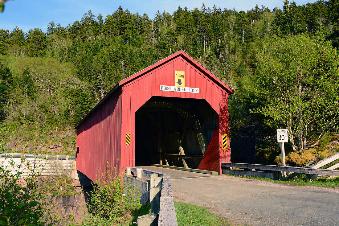 Die Point Wolfe überdachte Brücke über die Wolfe River Schlucht an der Bay of Fundy; Alma, Fundy National Park, New Brunswick, Kanada.