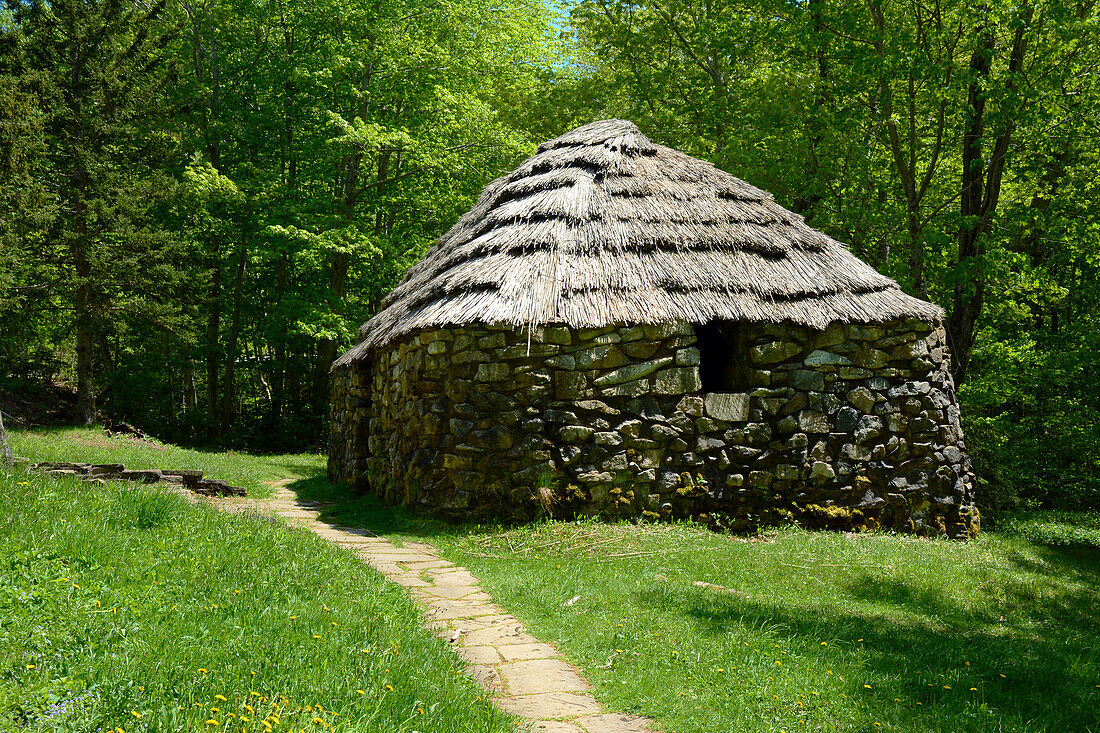 Die Lone Shieling, eine schottische Bauernhütte in einem Ahornwald, im Cape Breton Highlands National Park; Cape Breton Highlands National Park, Nova Scotia, Kanada.