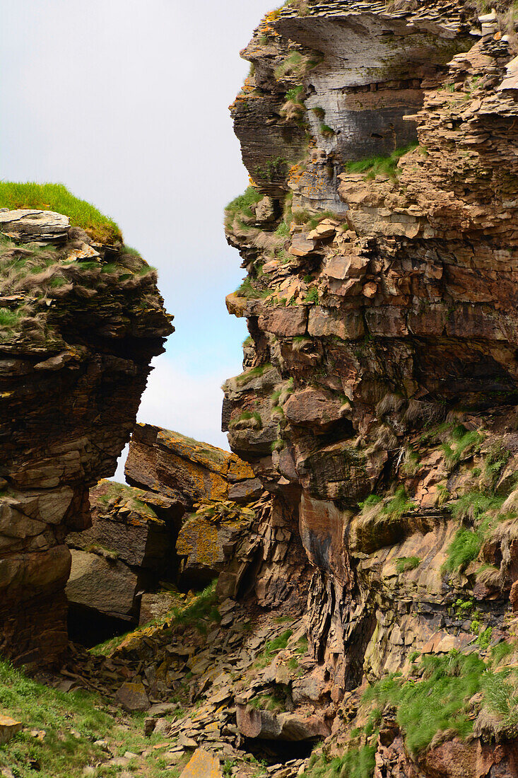 Erodierte Felsen auf Bird Island. Vögel nutzen die erodierten Felsspalten als Nistplätze; Bird Island, Cape Breton, Nova Scotia, Kanada.