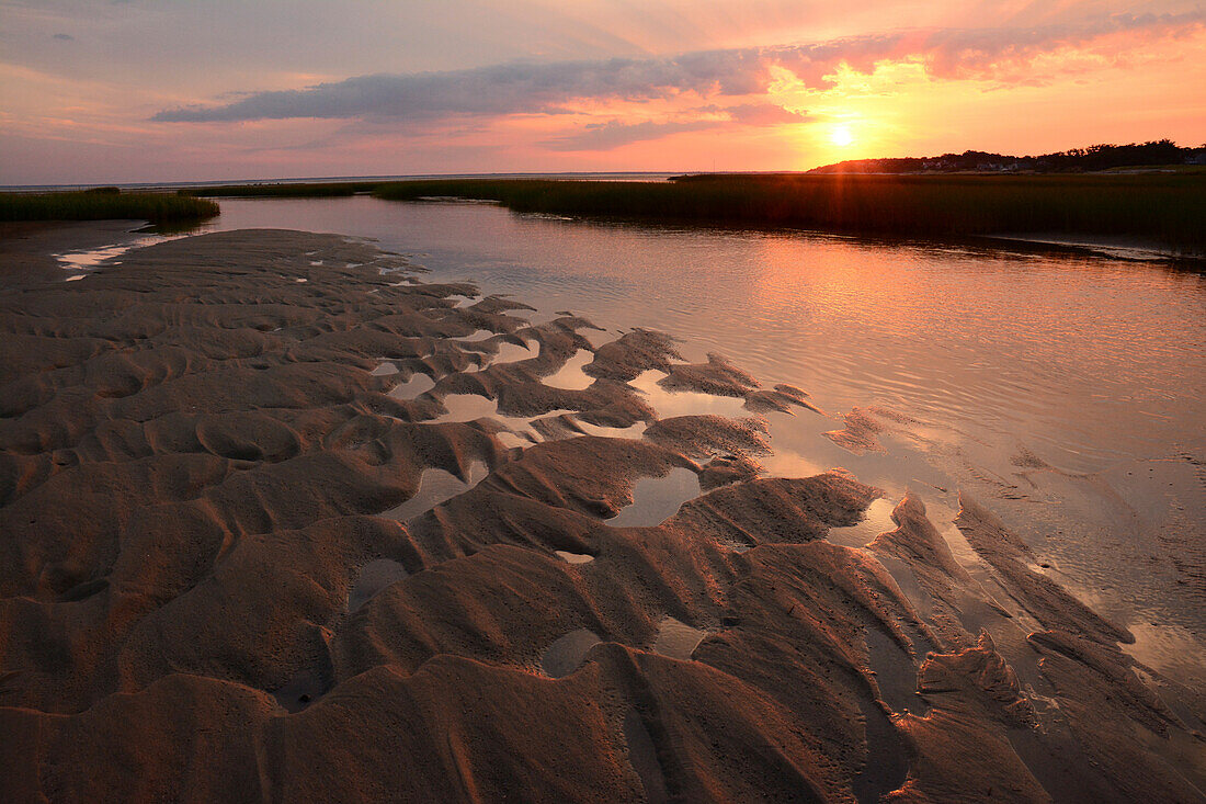 Sonnenaufgang über der Payne's Creek Mündung und dem Wattenmeer in Brewster, Cape Cod; Brewster, Massachusetts, USA.
