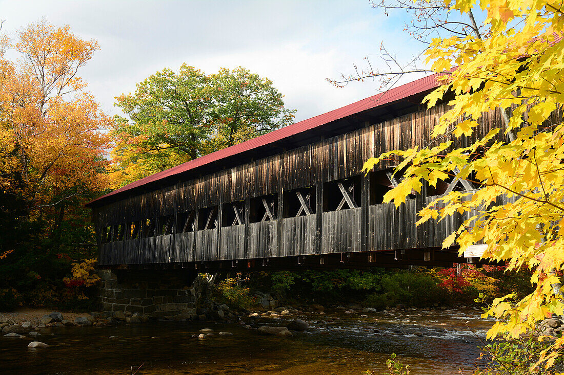 Überdachte Brücke von Albany in den White Mountains, New Hampshire; Albany, New Hampshire, USA.