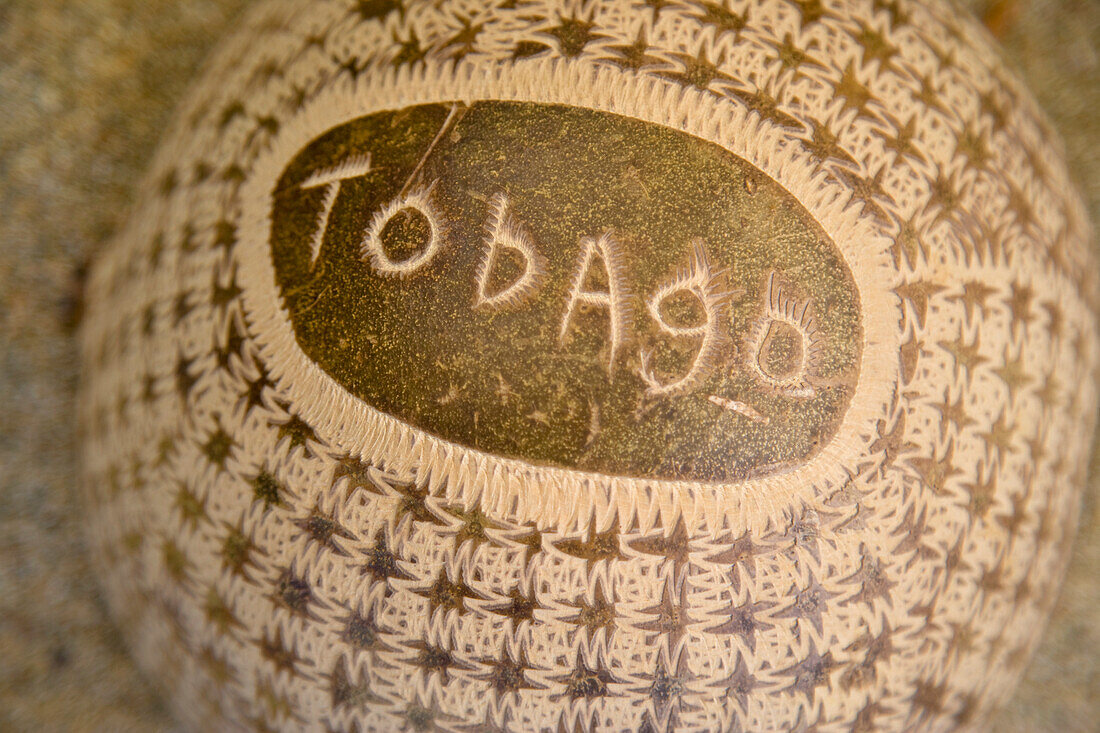 In eine Kokosnussschale geschnitztes Wort 'Tobago' als Souvenir; Tobago, Republik Trinidad und Tobago