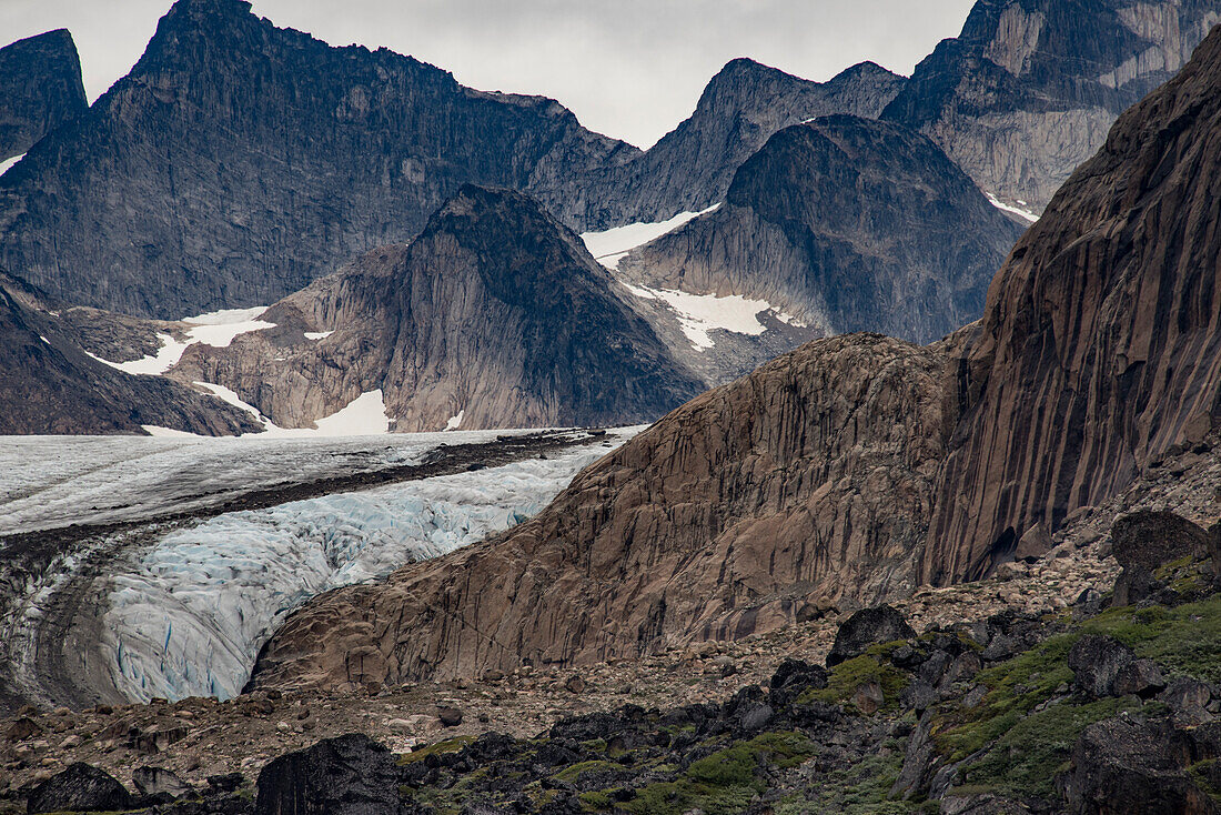 Blick auf einen Gletscher, der durch die Berggipfel im Prins Christian Sund an der Südspitze Grönlands fließt; Südgrönland, Grönland