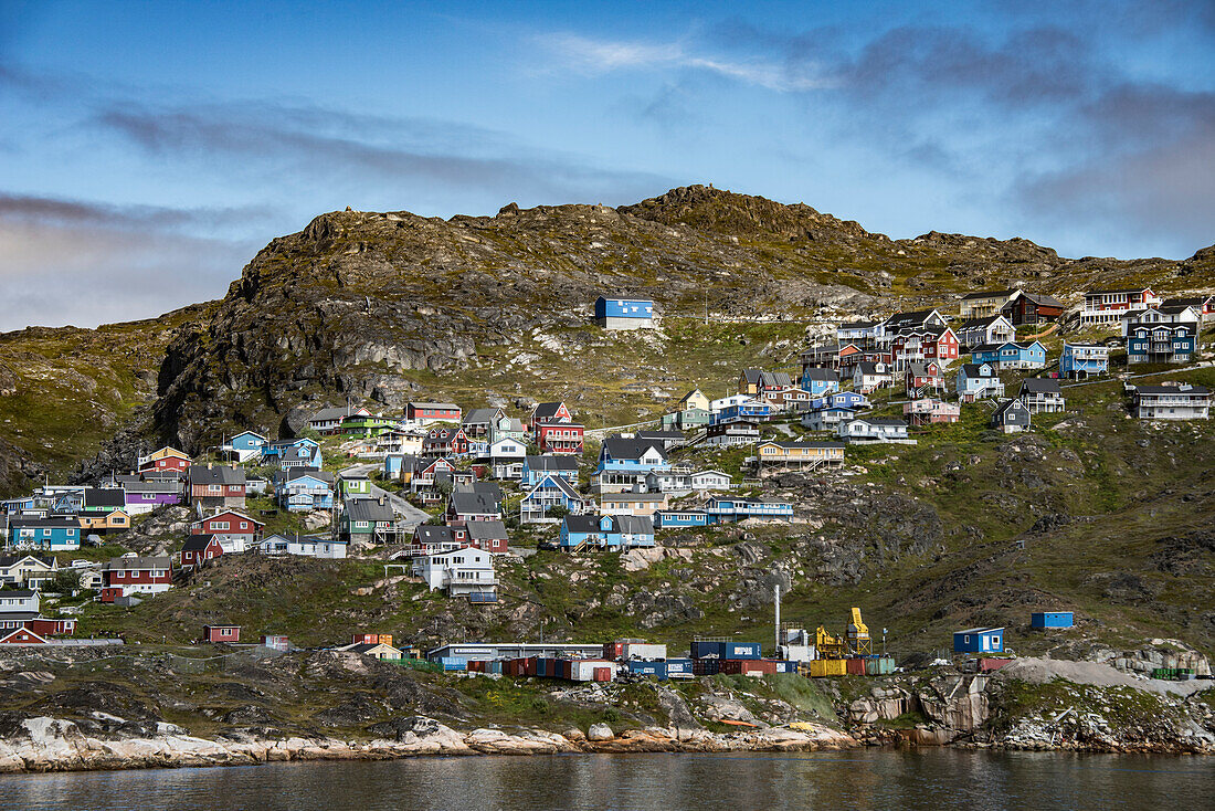 Bunte Häuser an den felsigen Hängen entlang der Nordatlantikküste in der Stadt Qaqortoq an der Südspitze Grönlands; Qaqortoq, Südgrönland, Grönland