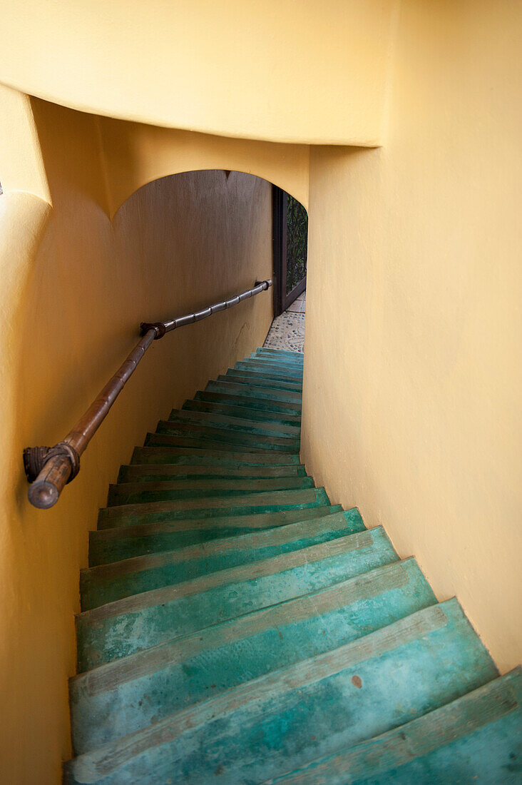 Grüne Stufen, die eine gelb gemauerte Treppe hinaufführen; Sayulita Mexiko