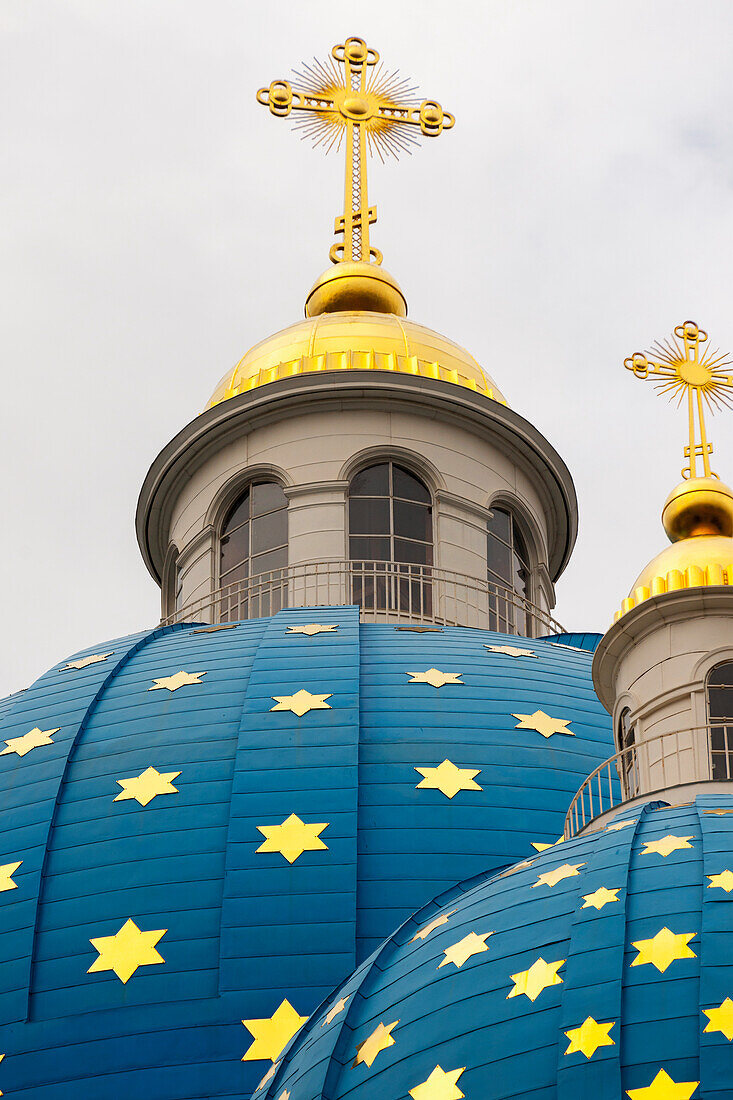 Kuppeldach mit Kreuzen der Dreifaltigkeitskathedrale; St. Petersburg Russland