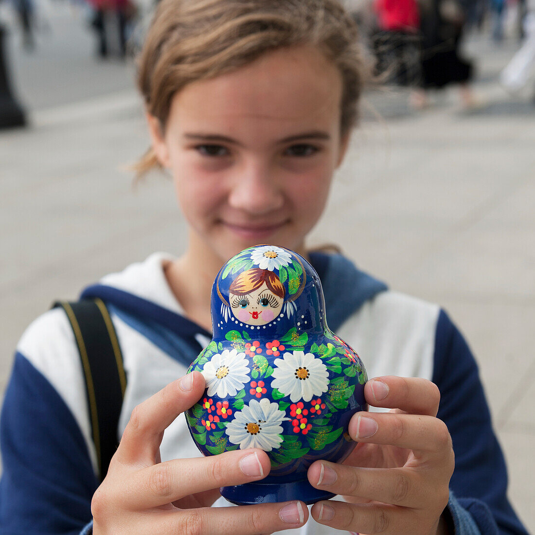 Ein Mädchen hält eine Matroschka-Nestpuppe; St. Petersburg Russland