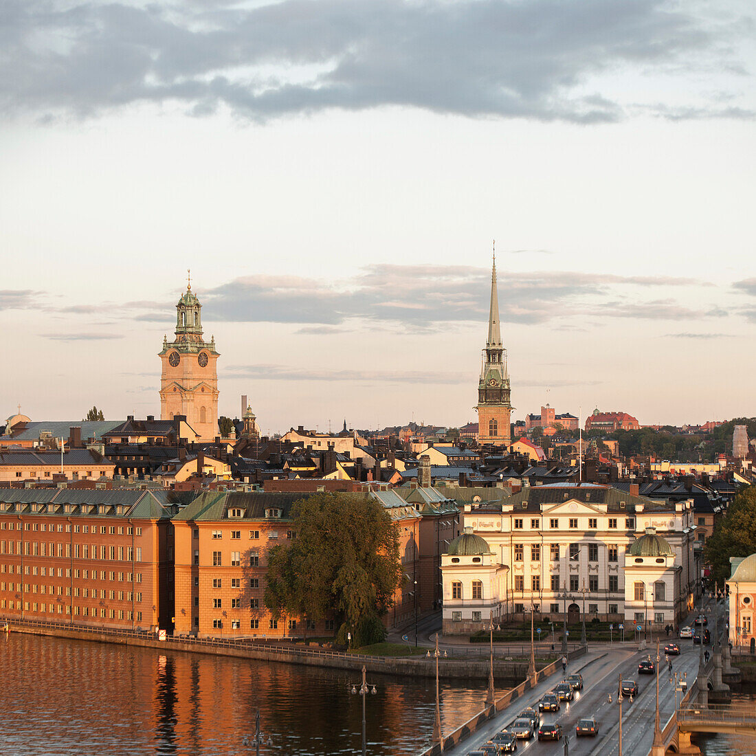 Eine belebte Straße, die über den Fluss führt; Stockholm Schweden