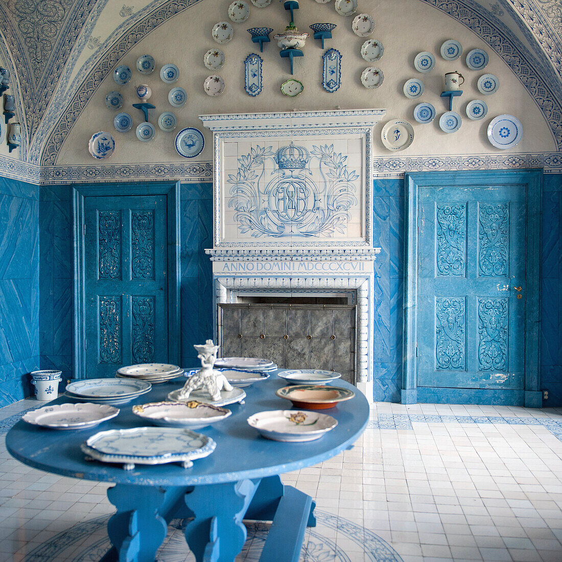 Ausgestellte Teller in einem blau-weißen Raum in Schloss Drottningholm; Stockholm Schweden