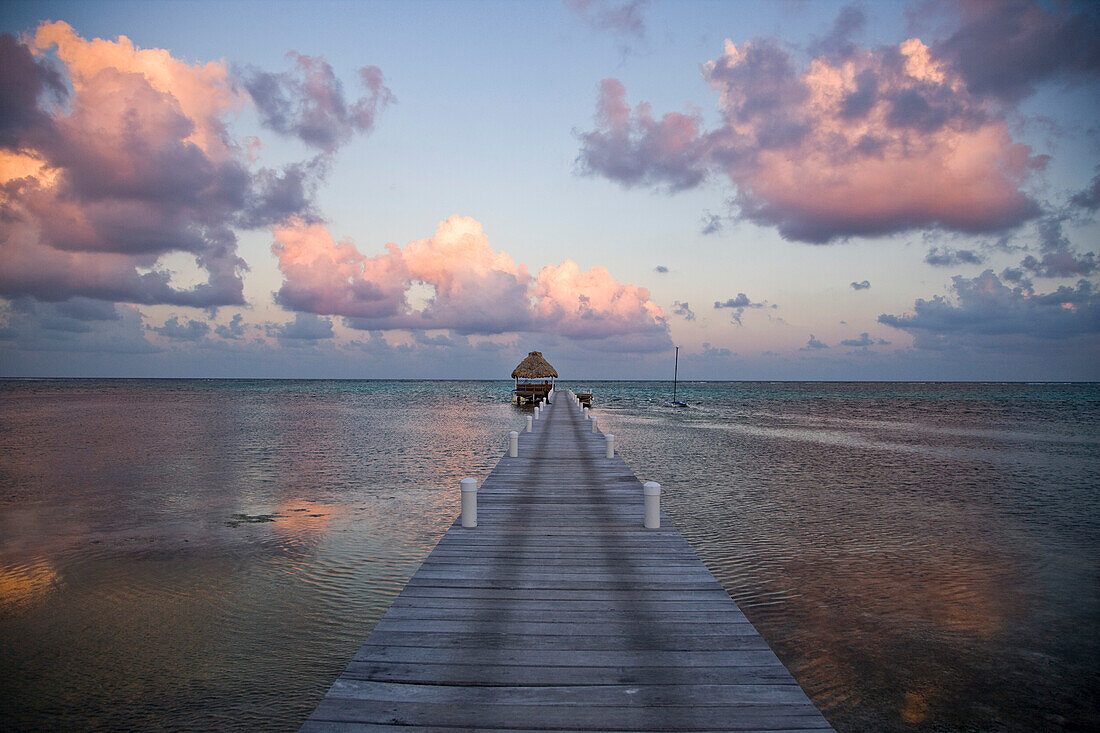 Pier an einer Ferienanlage auf Ambergris Cay; Ambergris Cay, Belize
