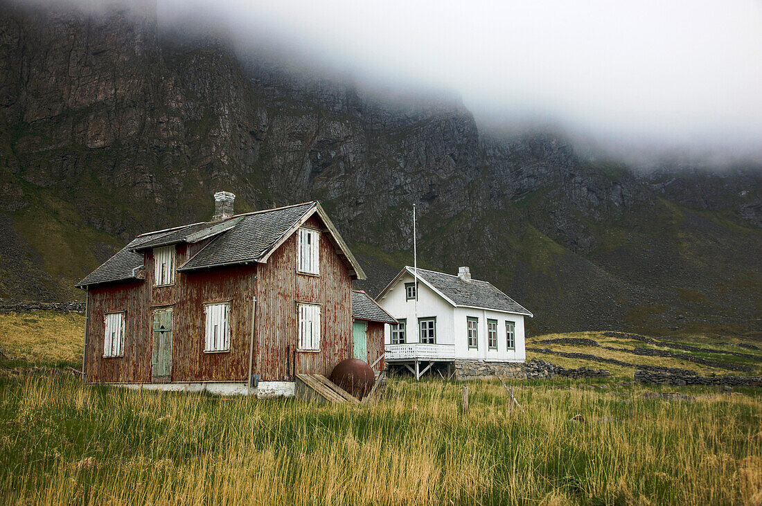 Gebäude im alten Fischerdorf Vaeroya; Vaeroya, Lofoten Inseln, Norwegen