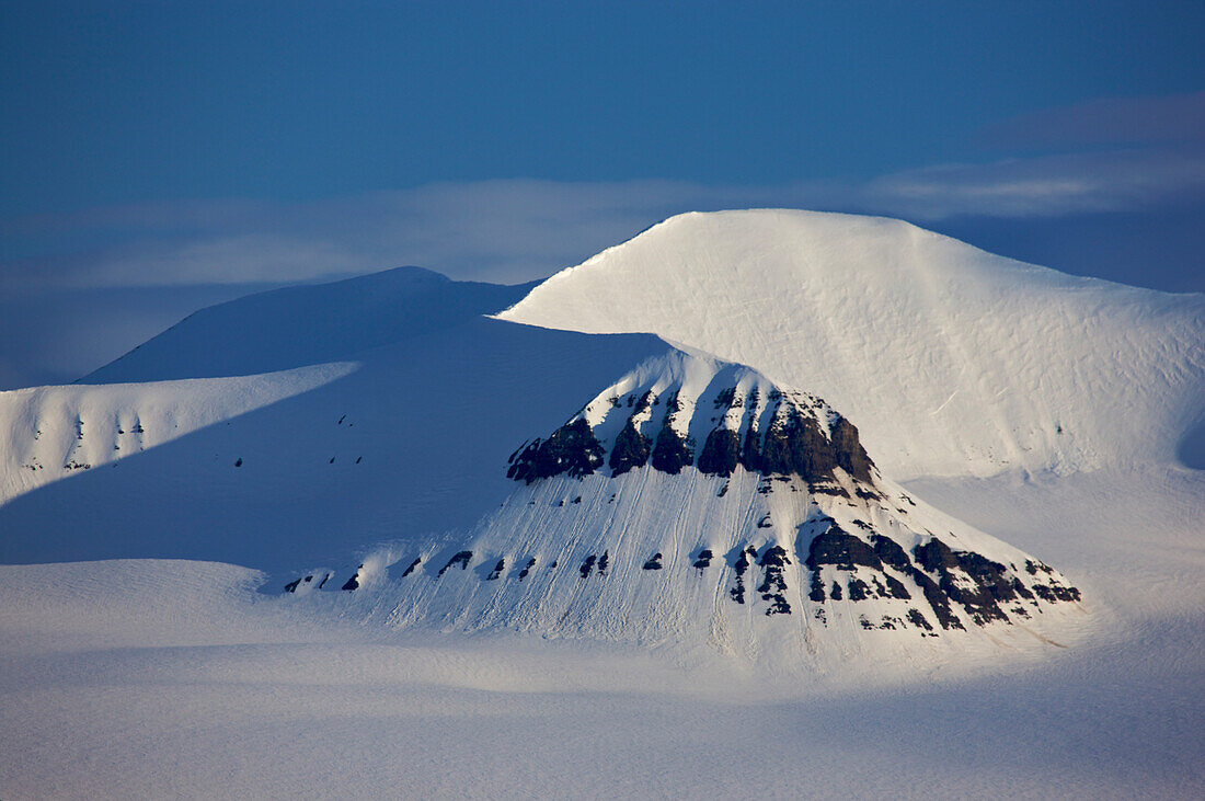 Schneebedeckte Berge; Storfjorden, Norwegen