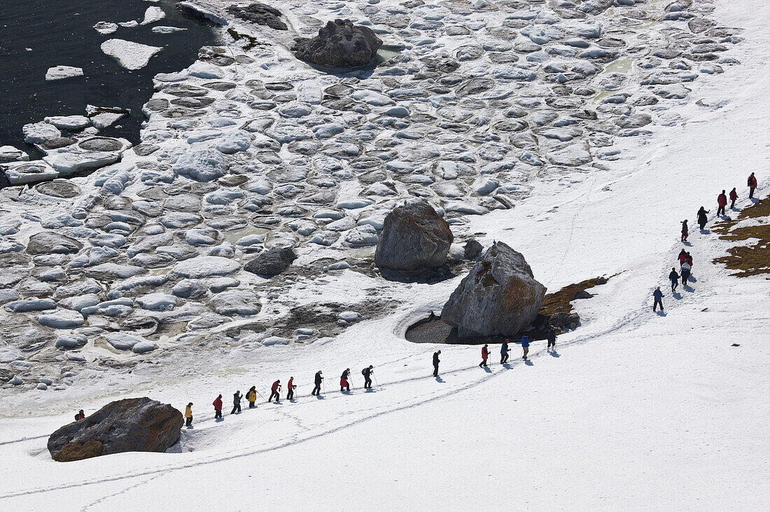 Wanderung entlang des Ufers, Horsund Fjord, Norwegen; Spitzbergen, Svalbard Archipel, Norwegen