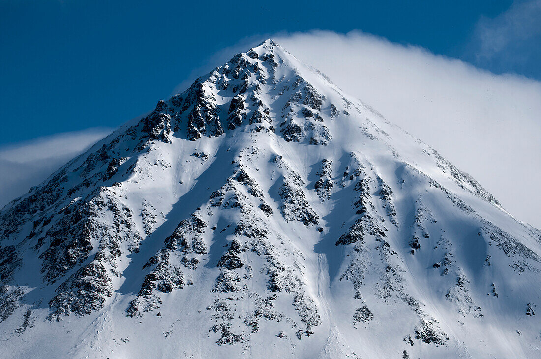 Wolken und Spindrift auf einem Berggipfel; Spitzbergen, Svalbard Archipelago, Norwegen