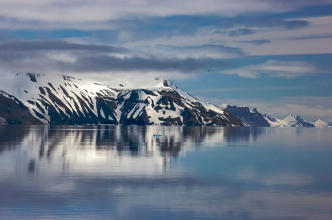 Berg- und Wolkenreflexionen im Storfjord; Svalbard Archipelago, Norwegen