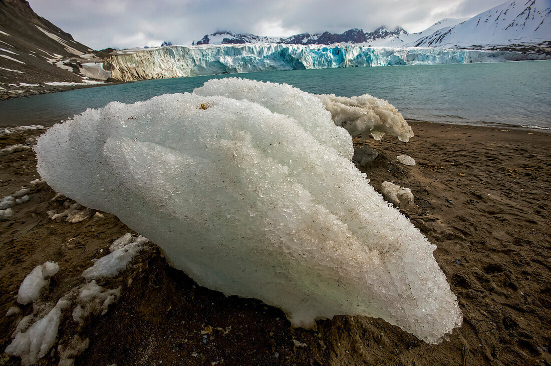 Eisberg und Gletscher im Krossfjorden; Spitzbergen, Svalbard Archipelago, Norwegen