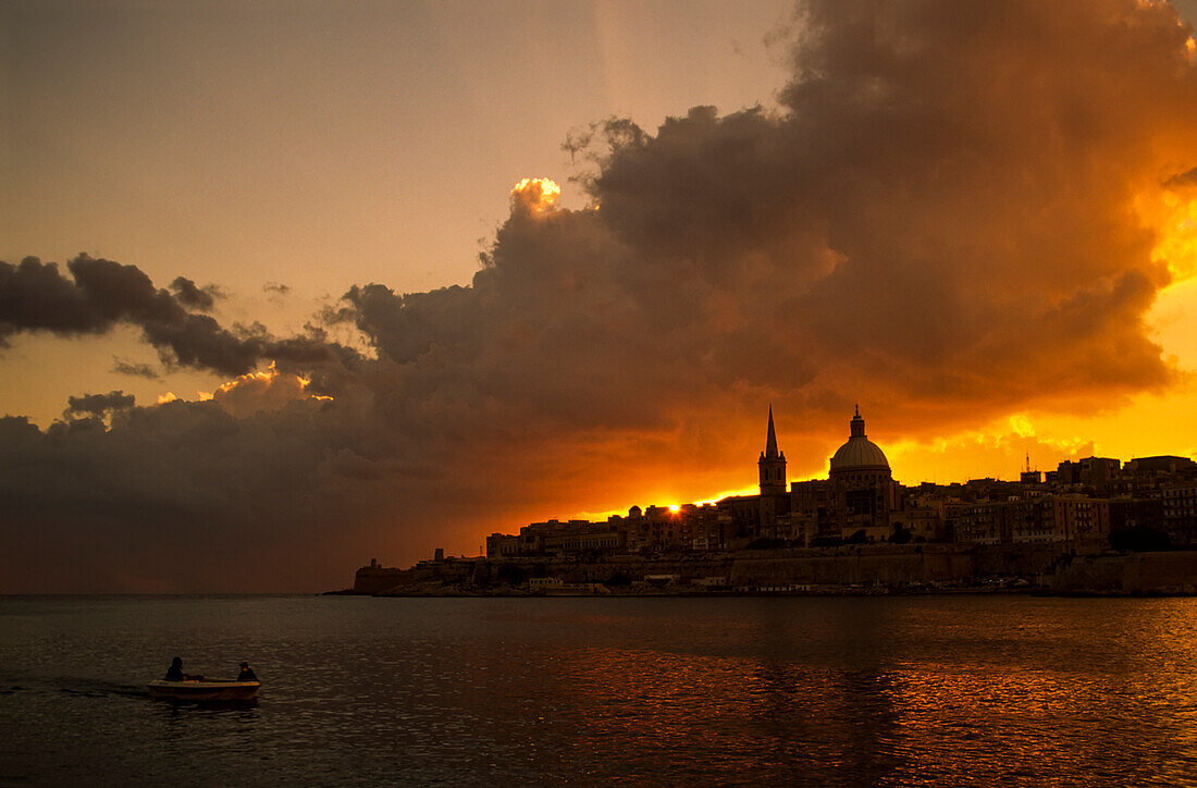 Karmeliterkirche und die Stadt Valletta bei Sonnenuntergang; Valletta, Malta Insel, Malta