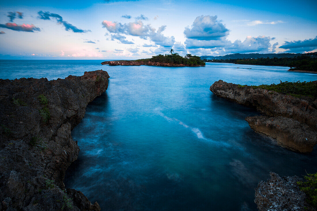 Blick bei Sonnenuntergang auf eine Bucht in der Nähe des Folly Lighthouse, Port Antonio, Jamaika; Port Antonio, Jamaika