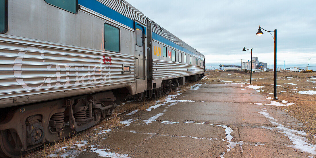 Ein Zug hält in einem Bahnhof; Churchill Manitoba Kanada
