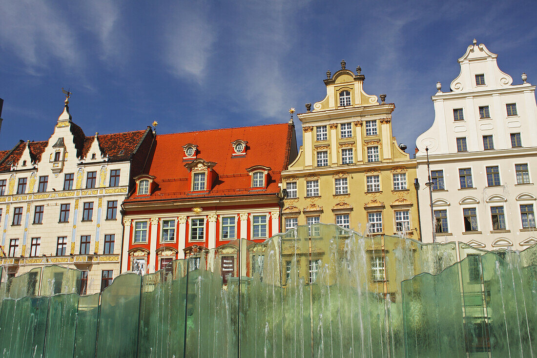 Bunte Gebäude und Brunnen auf dem Rynek-Platz; Breslau Polen
