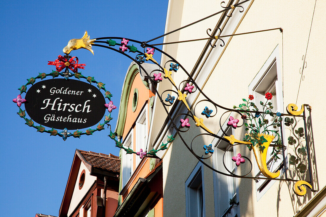 Ein dekoratives buntes Schild an einem Gebäude; Rothenburg Ob Der Tauber Bayern Deutschland
