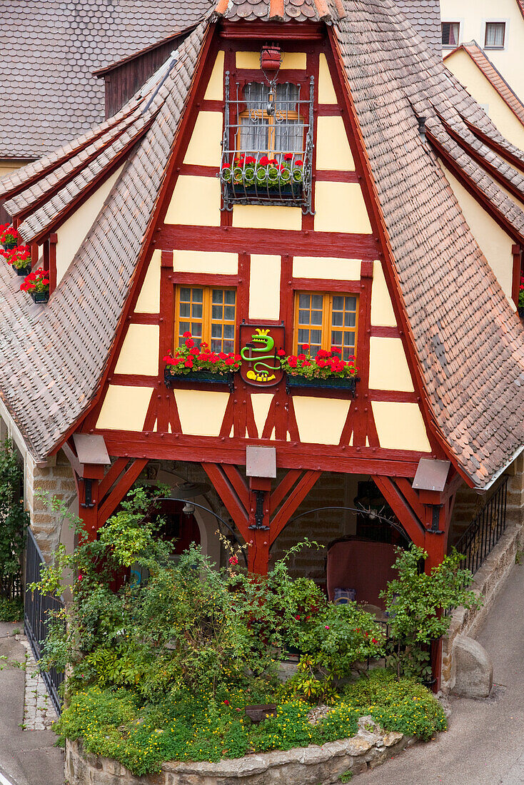 Hochformatige Ansicht eines Hauses mit Fenstern und Blumenkästen; Rothenburg Ob Der Tauber Bayern Deutschland