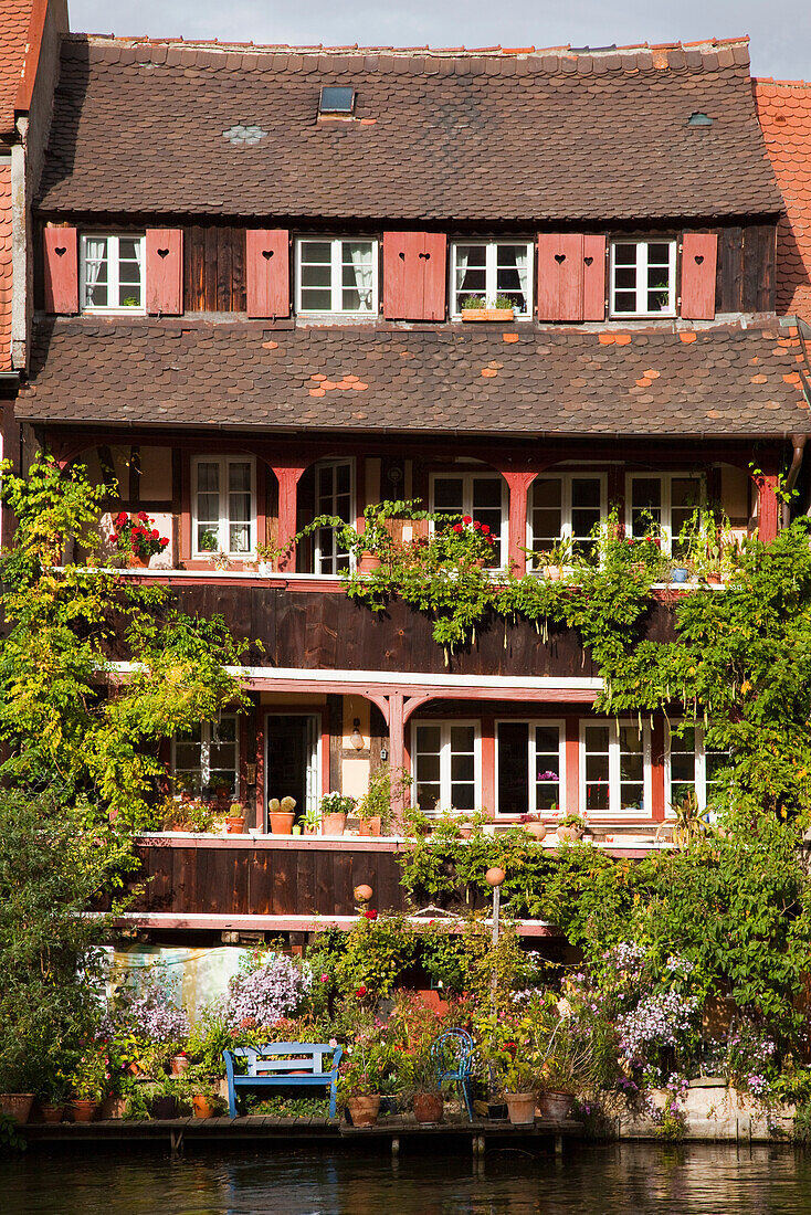 Ein Gebäude am Ufer des Flusses Regnitz; Bamberg Bayern Deutschland