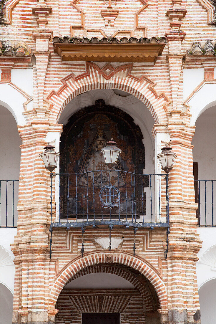 Lichter an einem Balkongeländer eines Gebäudes mit einzigartiger Fassade; Antequera Andalusien Spanien