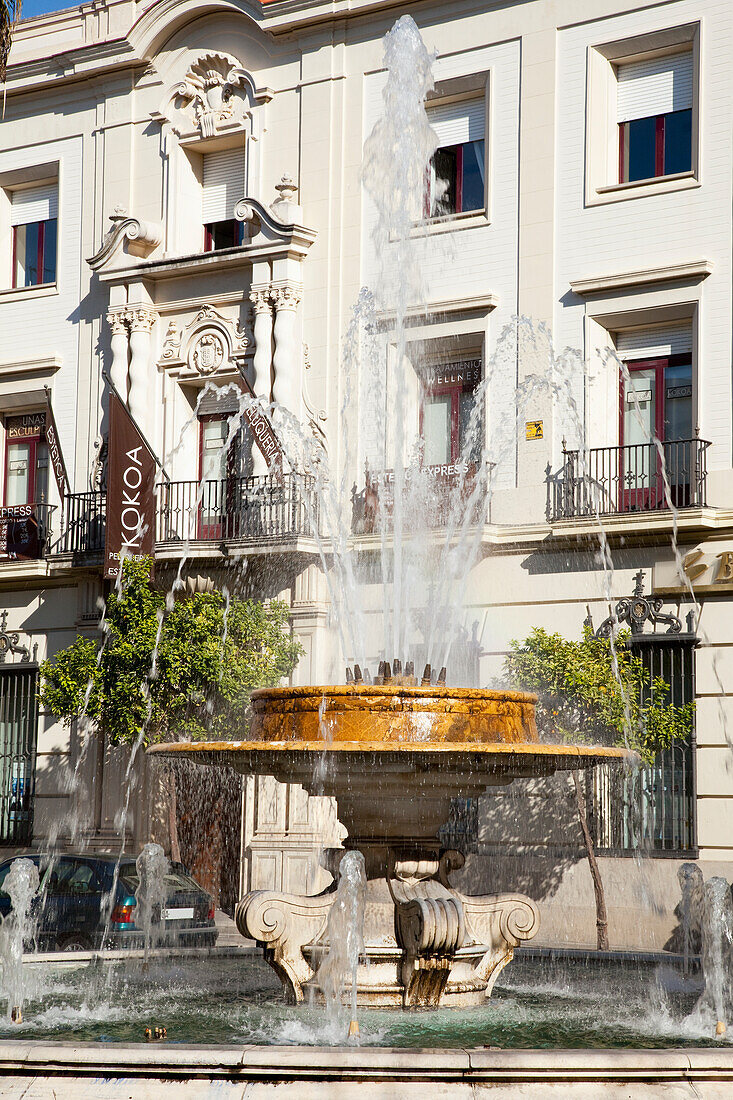 Plätschernde Wasserfontäne vor einem Gebäude; Jerez De La Frontera Andalusien Spanien