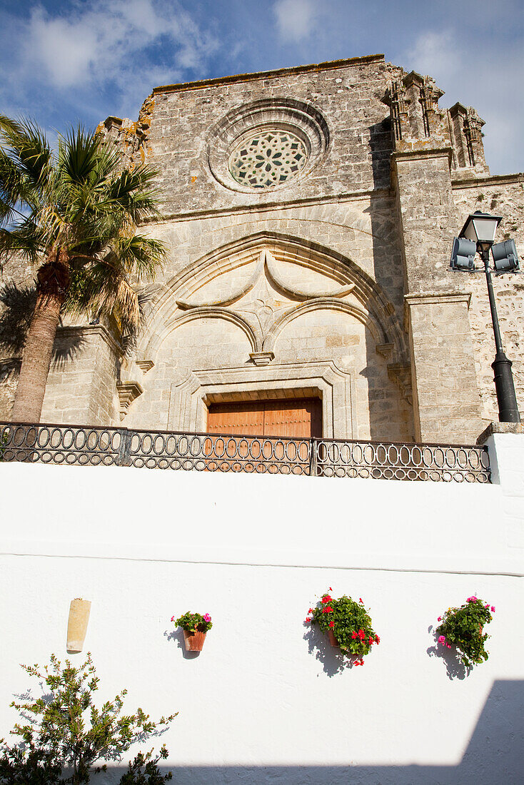 Niedriger Blickwinkel auf den Vordereingang eines Gebäudes; Vejer De La Frontera Andalusien Spanien