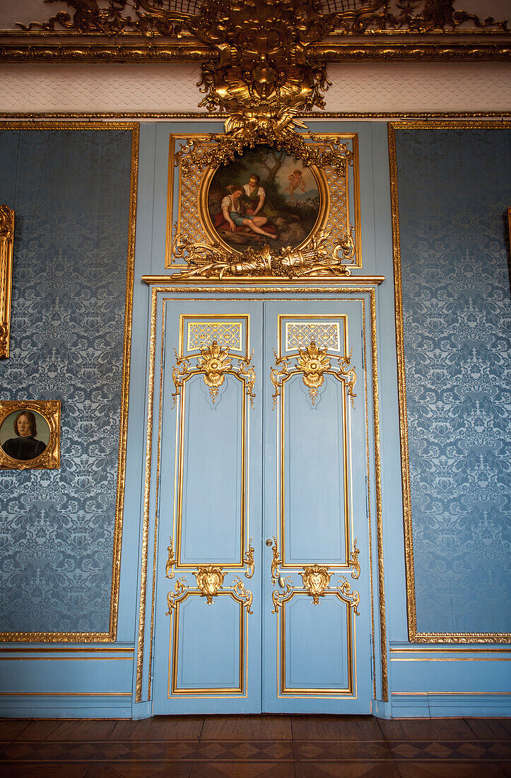 Eine mit Gold verzierte Tür im Stockholmer Schloss; Stockholm Schweden