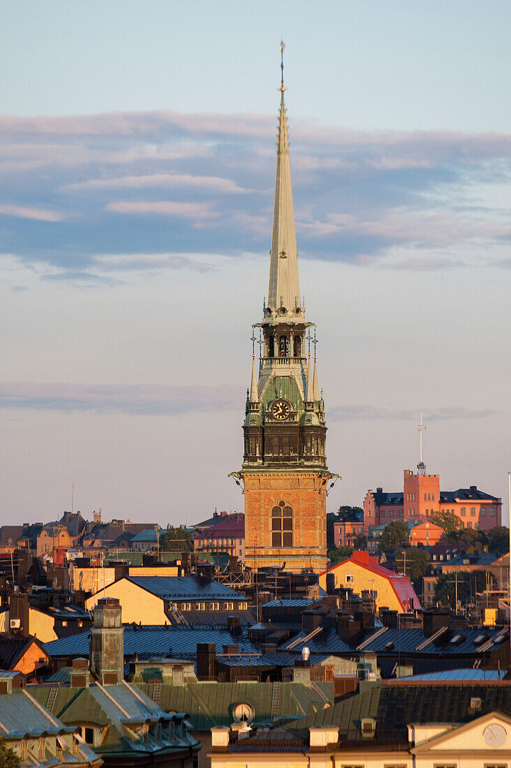 Turm eines Kirchengebäudes ragt über Dächer; Stockholm Schweden