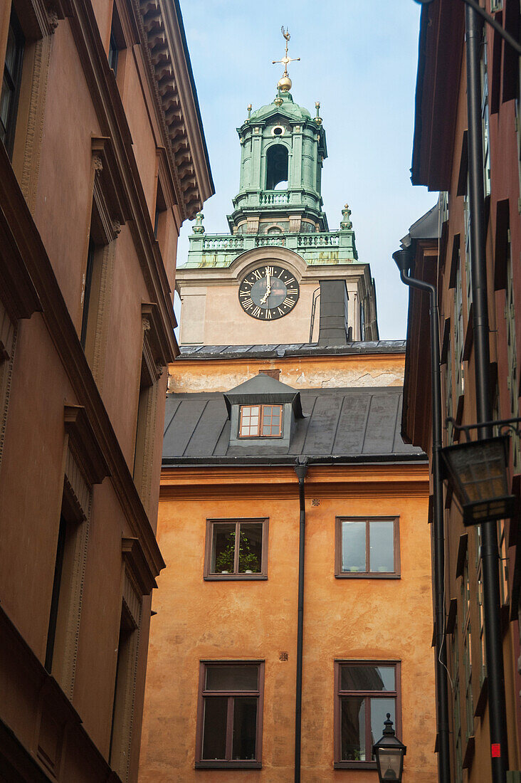 Uhrenturm einer Kirche über den Dächern der Altstadt; Stockholm Schweden