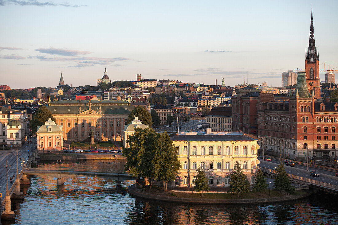 Stadtbild bei Sonnenuntergang mit Straße über Wasser; Stockholm Schweden