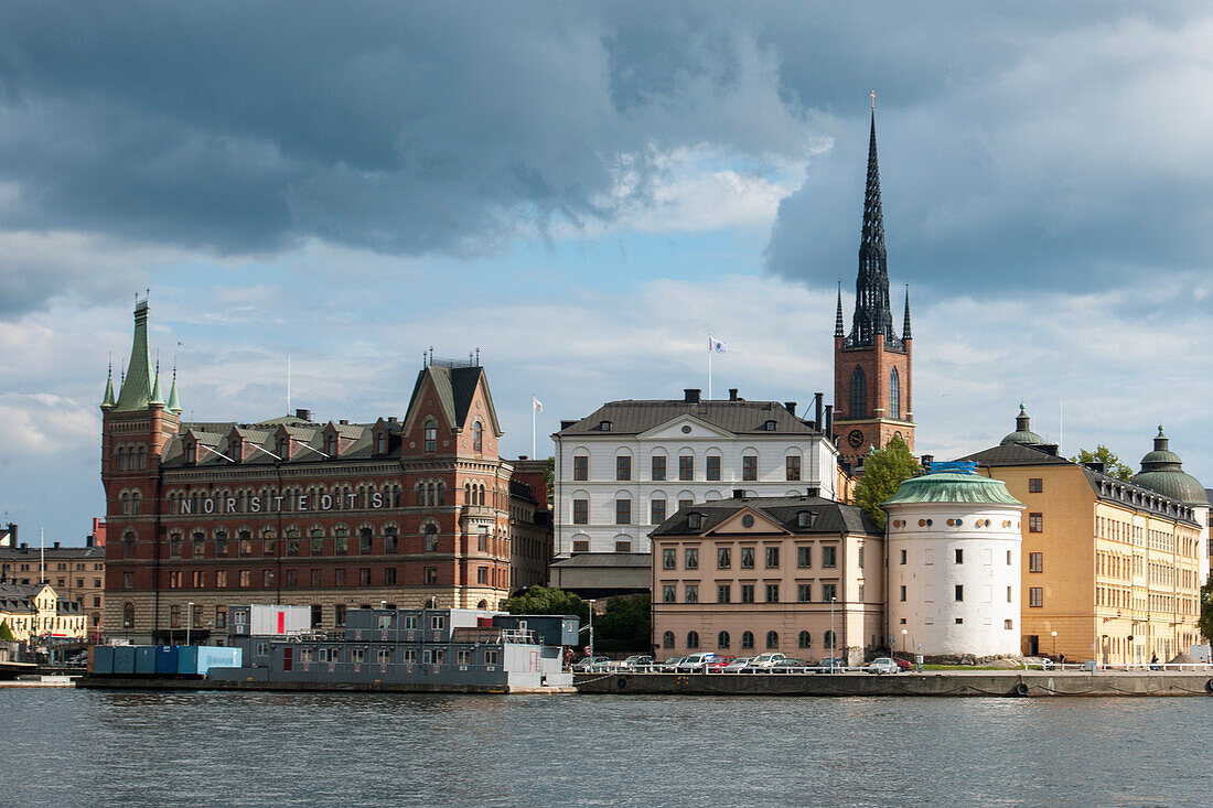Gebäude entlang des Wasserrandes; Stockholm Schweden