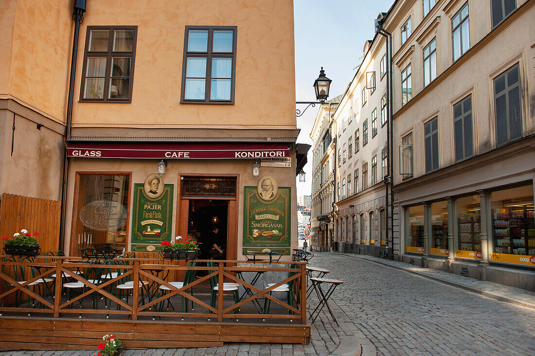 Außenterrasse eines Cafés entlang der Straße in Gamla Stan Altstadt; Stockholm Schweden