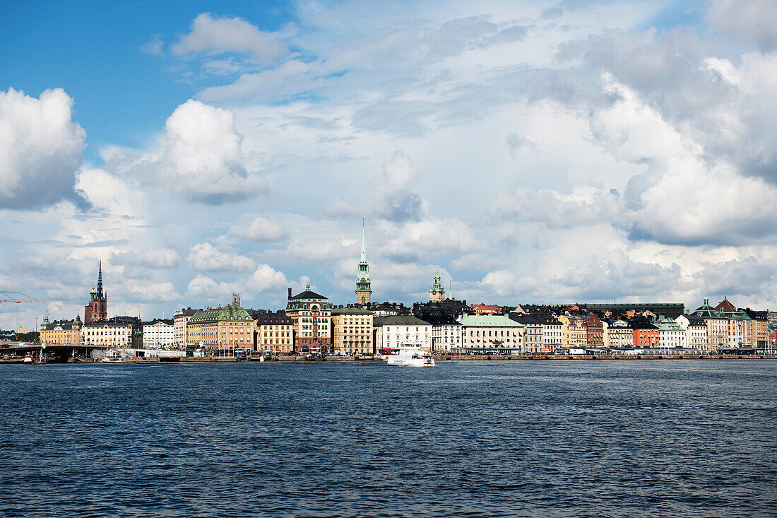 Boot im Wasser und Gebäude am Wasser; Stockholm Schweden