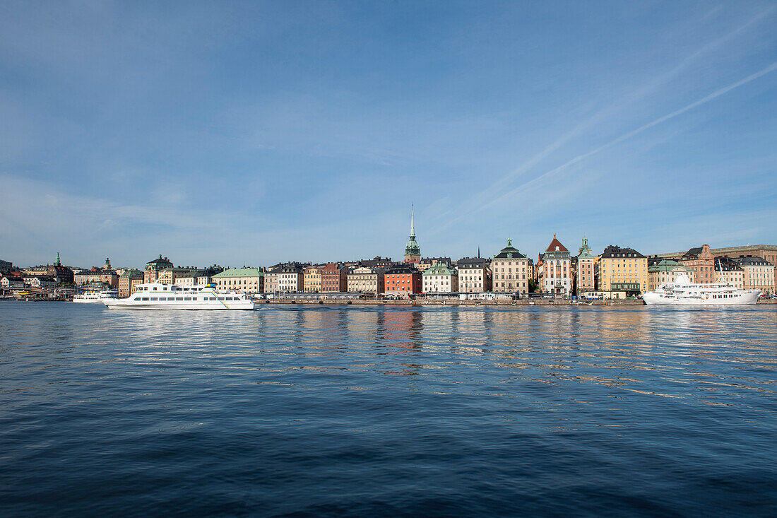 Boote auf dem Wasser mit Blick auf die Gebäude auf der anderen Seite des Wassers; Stockholm Schweden