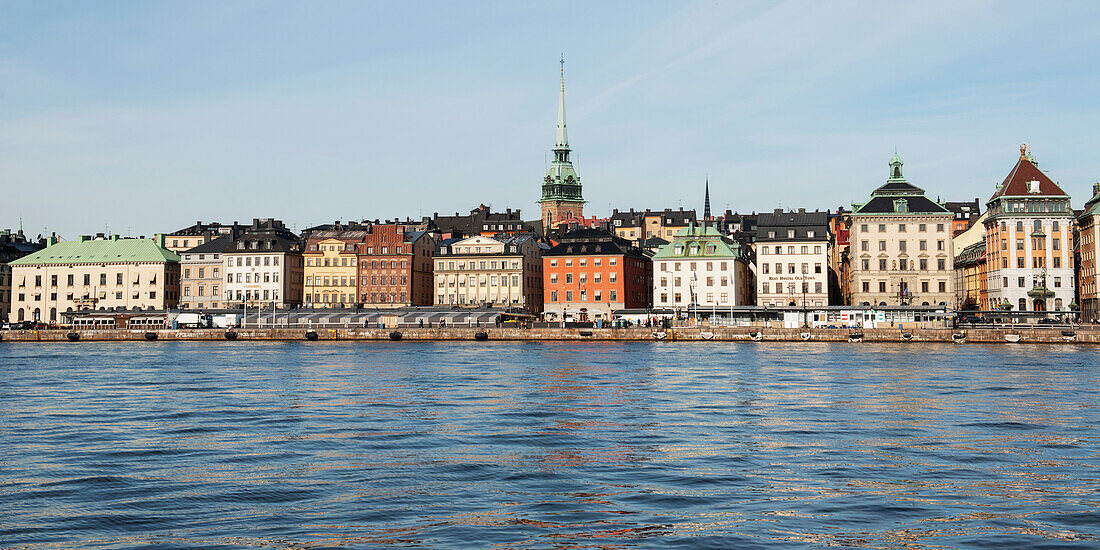 Gebäude entlang der Wasserkante; Stockholm Schweden