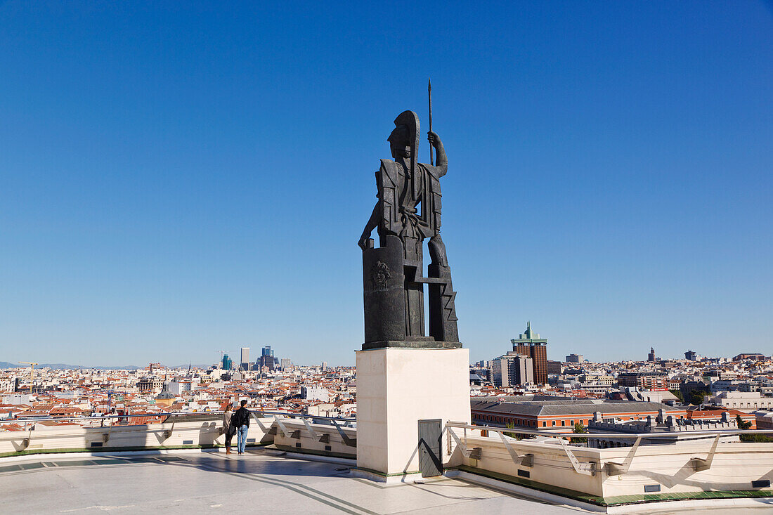 Pärchen bewundert die Aussicht neben der Athena-Statue auf der Terrasse des Circulo De Bellas Artes; Madrid Spanien