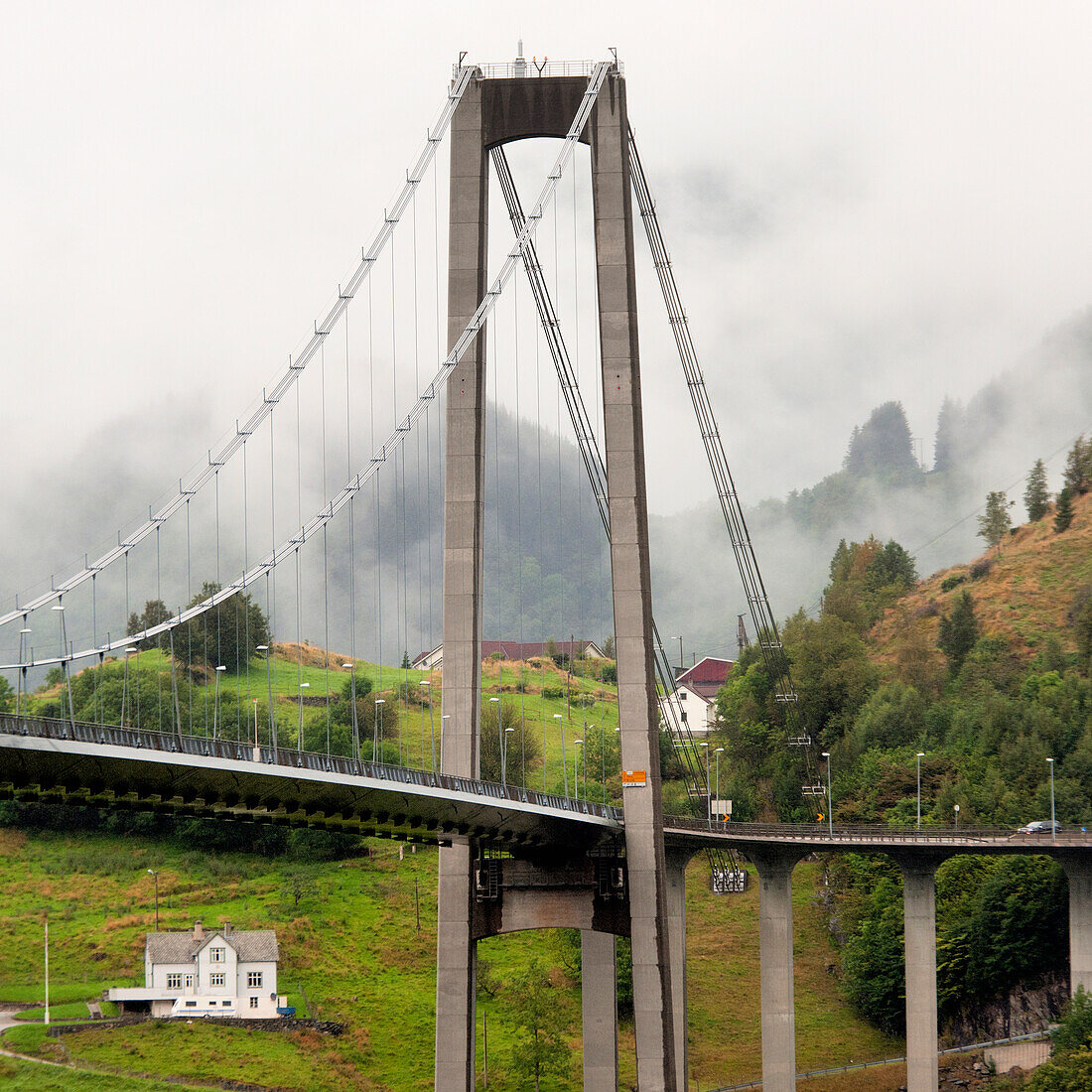 Osteroy-Brücke mit dem in dichten Nebel gehüllten Berghang; Bergen Norwegen