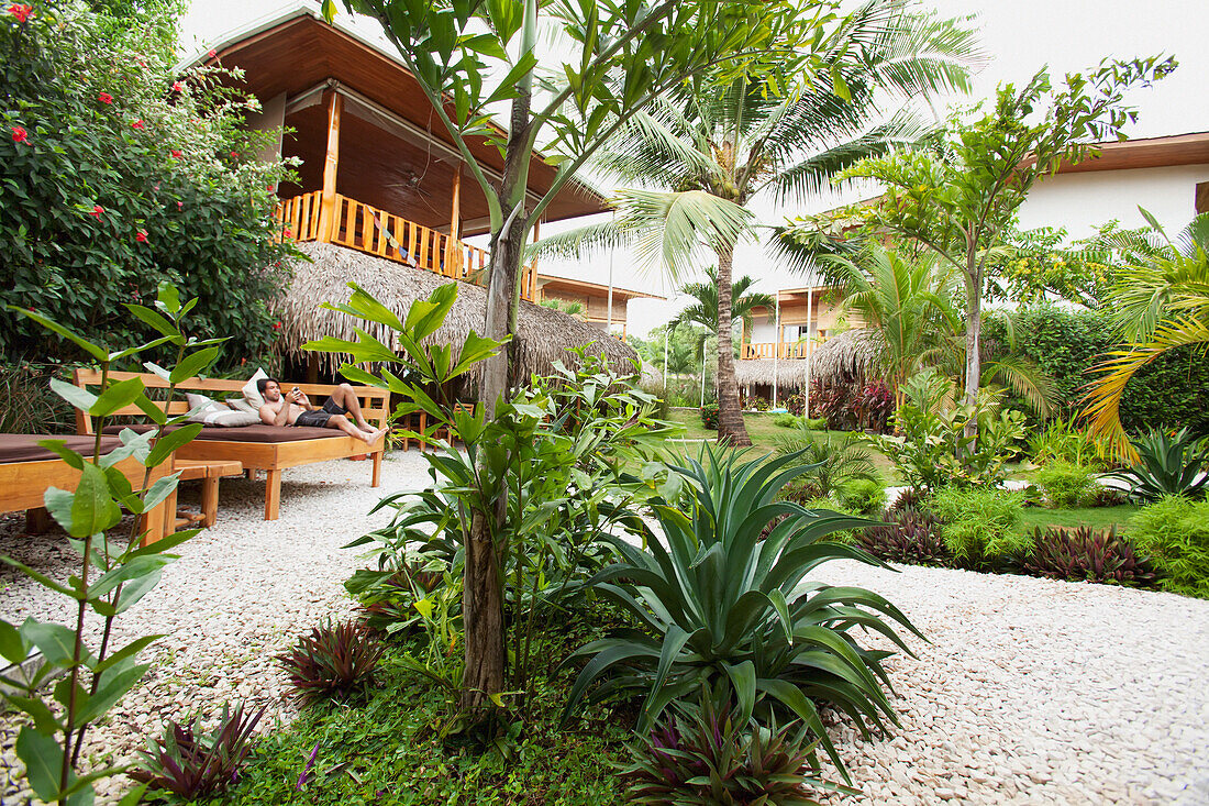 Ein Tourist genießt ein kleines Resort bei Santa Teresa und Mal Pais (Malpais) auf der Nicoya-Halbinsel; Provinz Puntarenas, Costa Rica